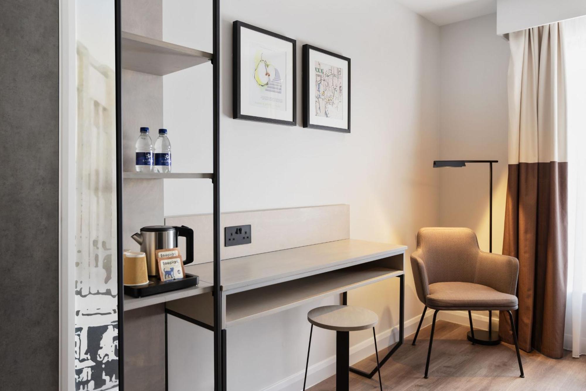 Spark By Hilton London Ромфорд Экстерьер фото