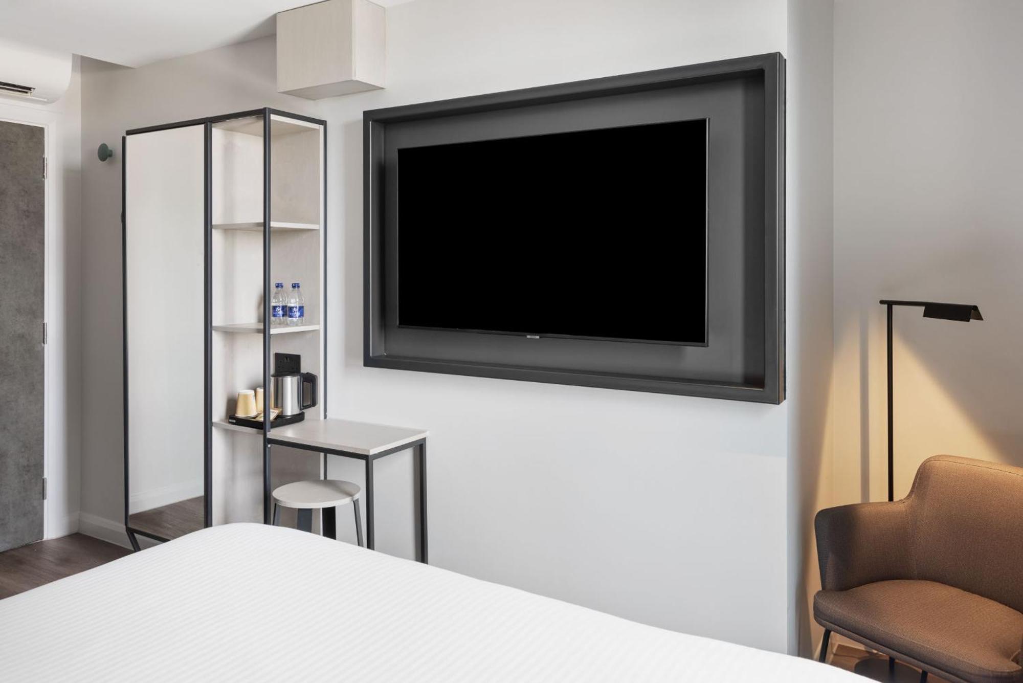 Spark By Hilton London Ромфорд Экстерьер фото