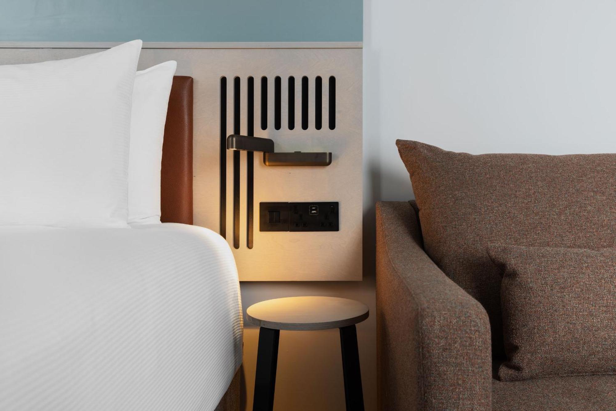 Spark By Hilton London Ромфорд Экстерьер фото