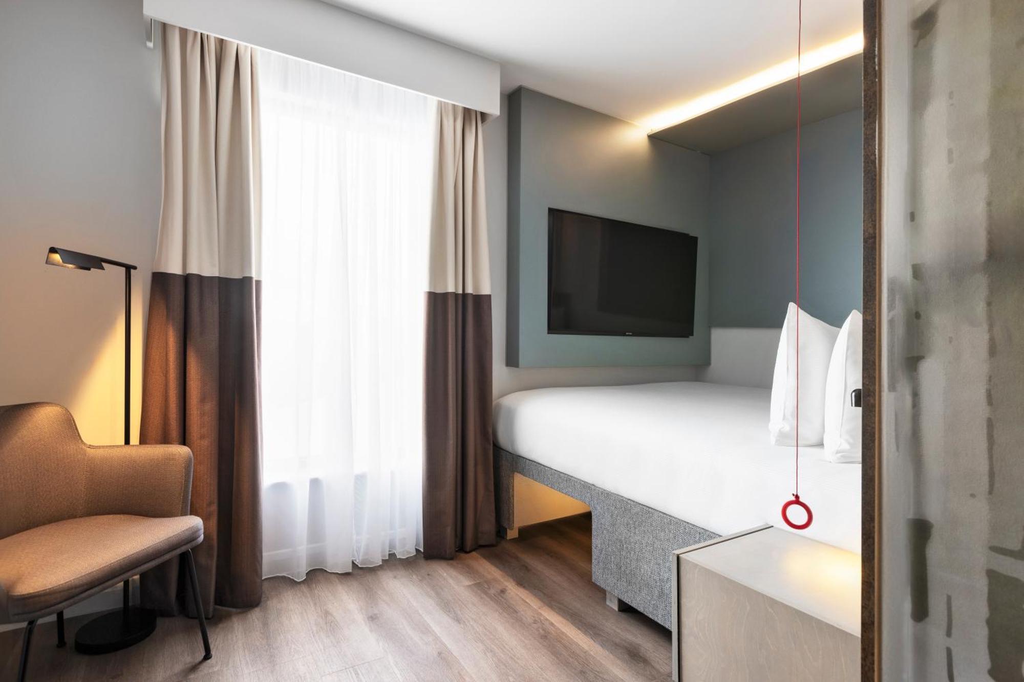 Spark By Hilton London Ромфорд Экстерьер фото