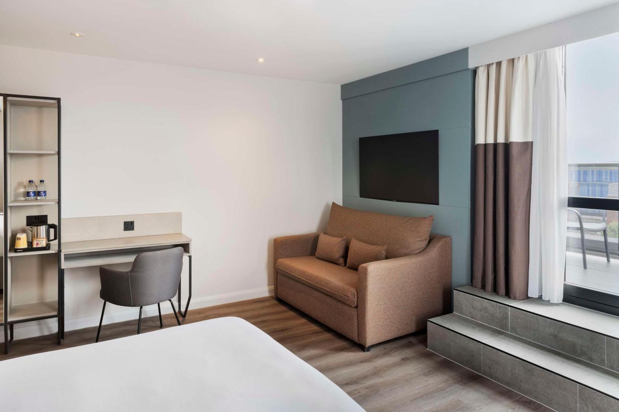 Spark By Hilton London Ромфорд Экстерьер фото