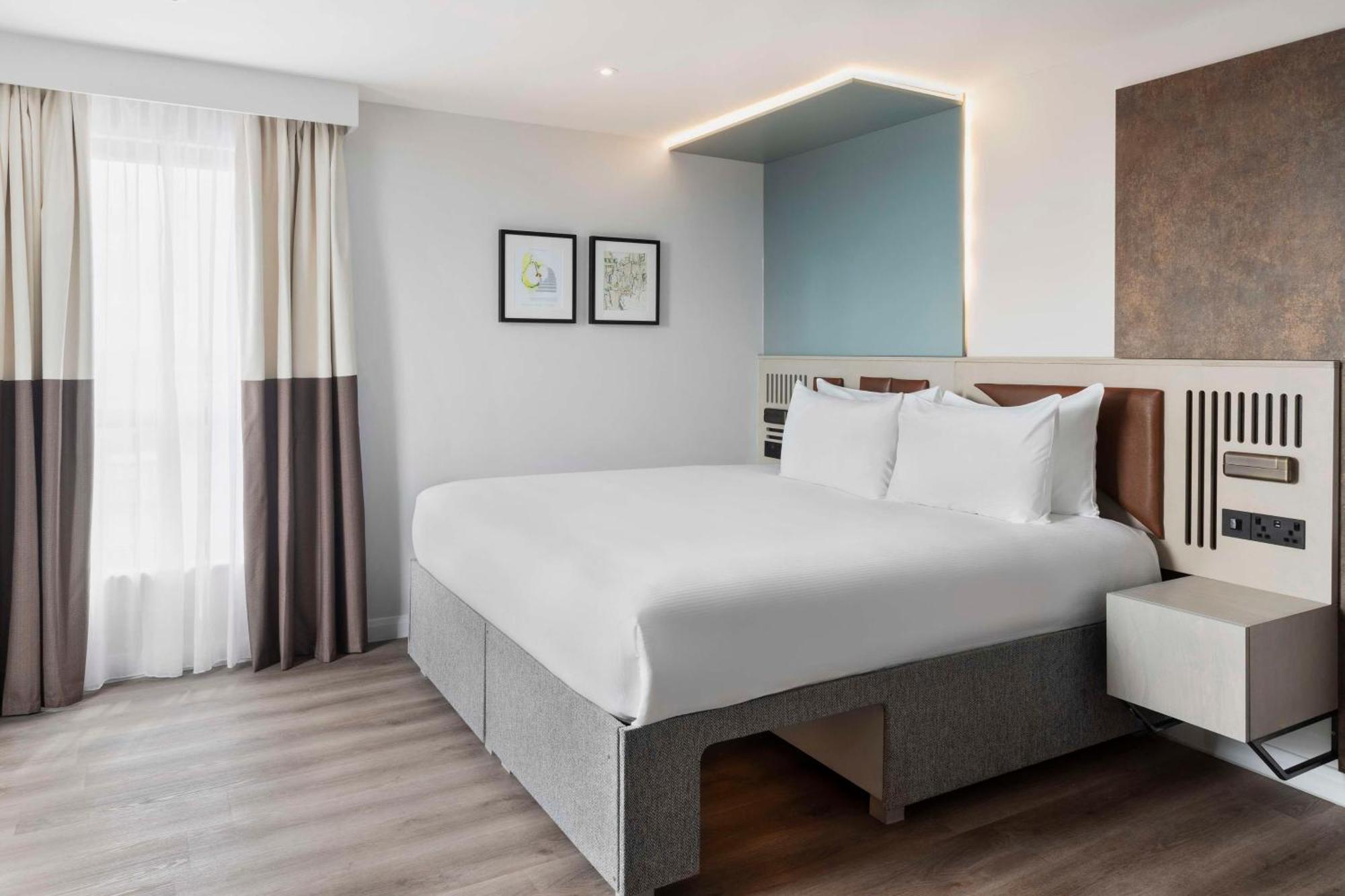 Spark By Hilton London Ромфорд Экстерьер фото
