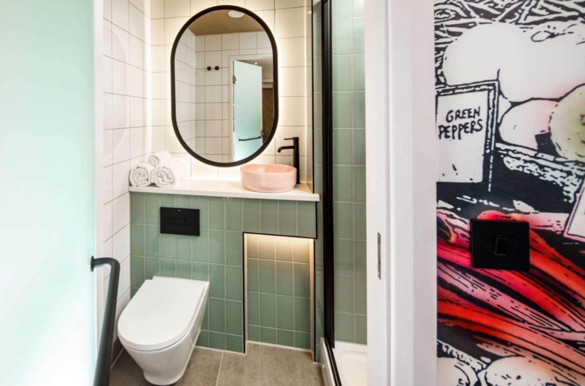 Spark By Hilton London Ромфорд Экстерьер фото