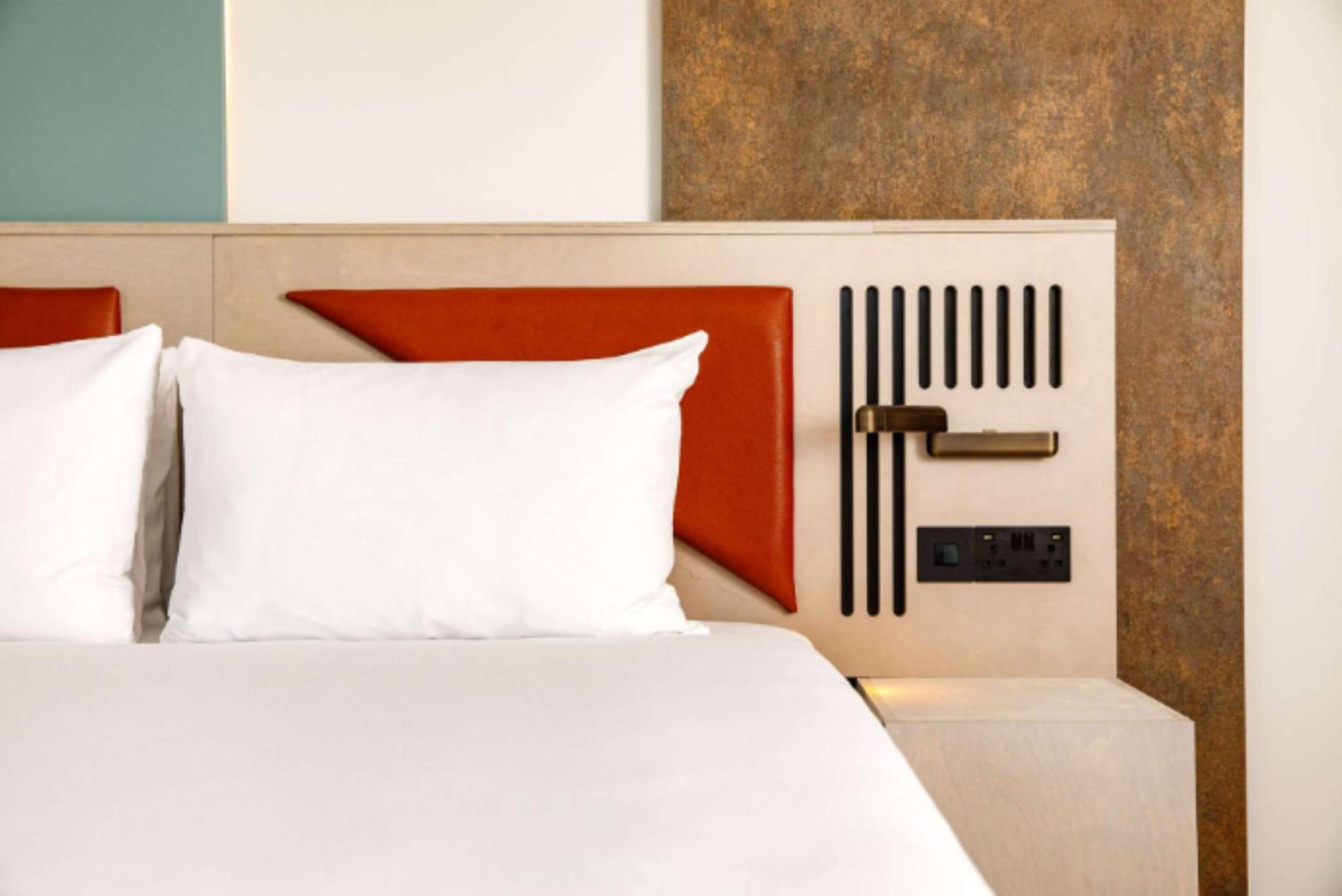 Spark By Hilton London Ромфорд Экстерьер фото