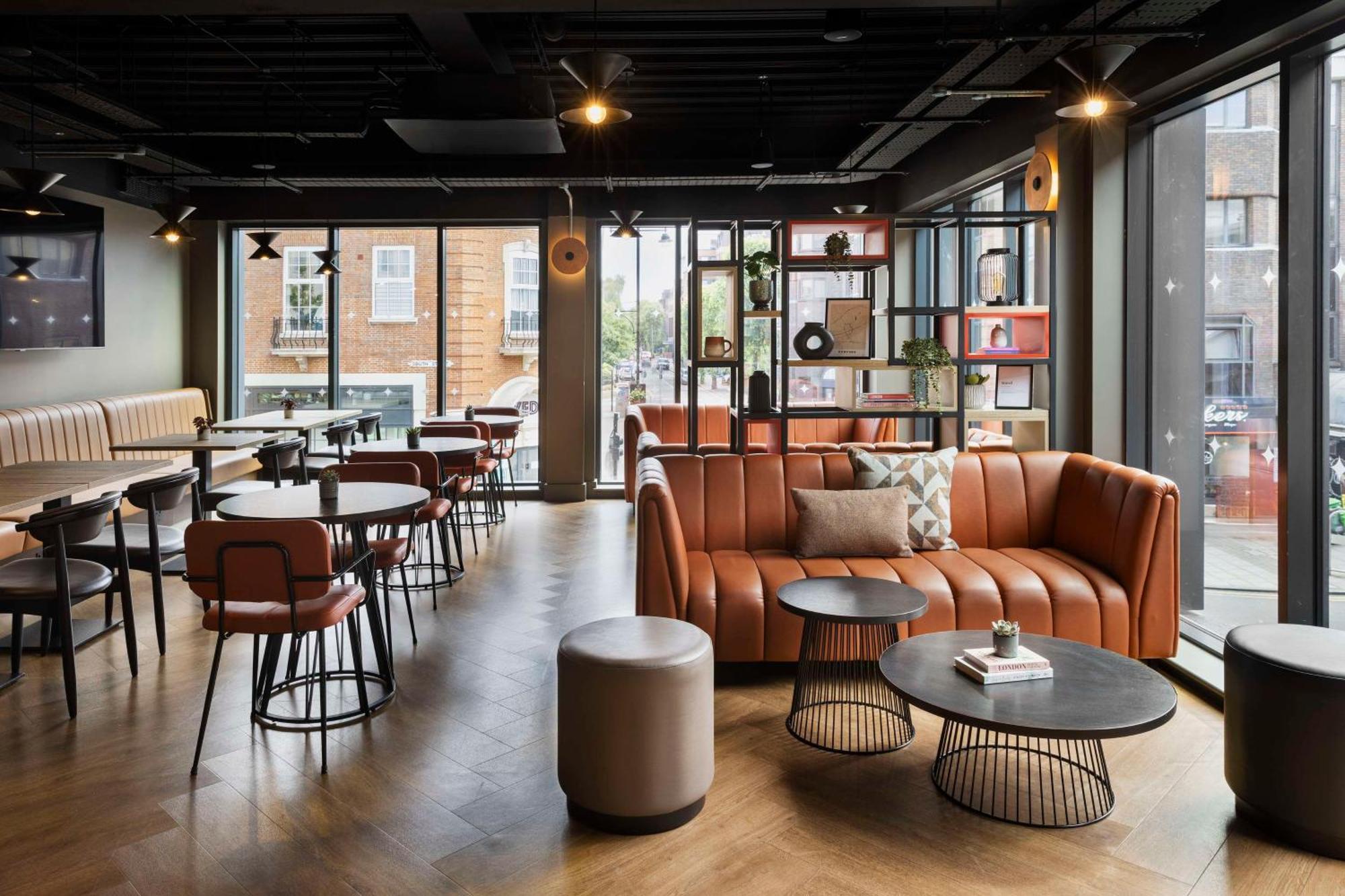 Spark By Hilton London Ромфорд Экстерьер фото